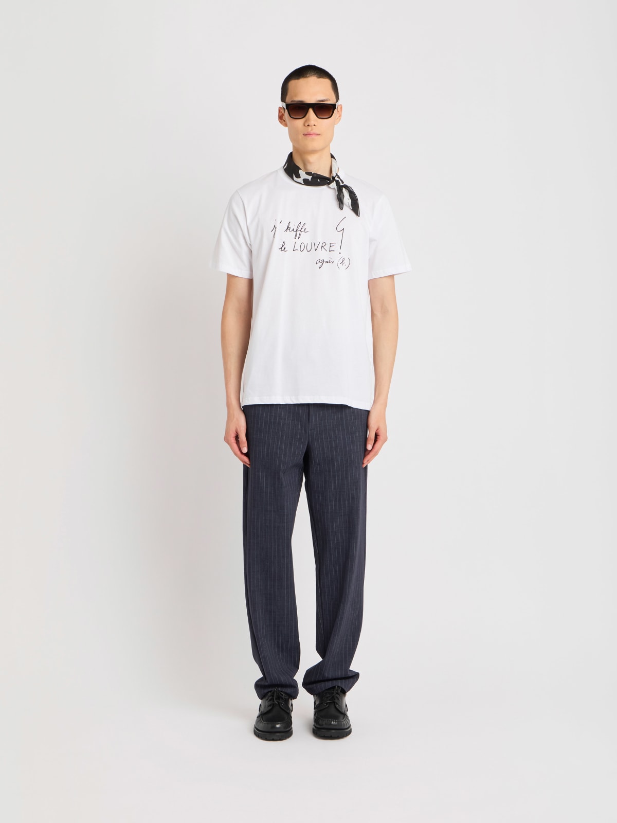 white cotton t-shirt with “j'kiffe le Louvre” screen print